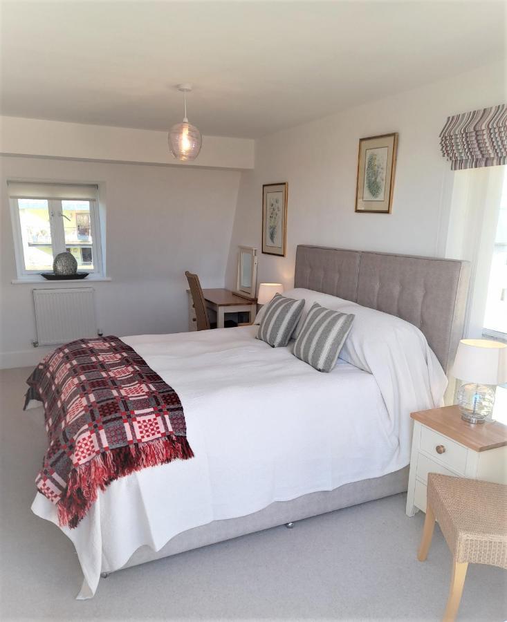 Crow'S Nest Penthouse Apartment With Free Spa Access Somerford Keynes Екстериор снимка