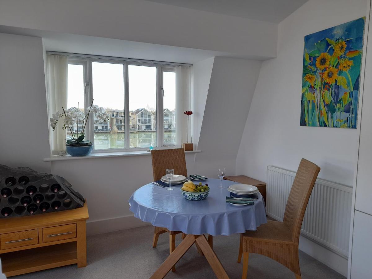 Crow'S Nest Penthouse Apartment With Free Spa Access Somerford Keynes Екстериор снимка