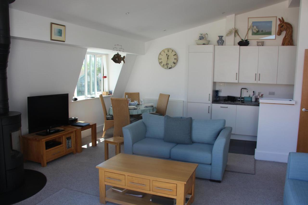 Crow'S Nest Penthouse Apartment With Free Spa Access Somerford Keynes Екстериор снимка