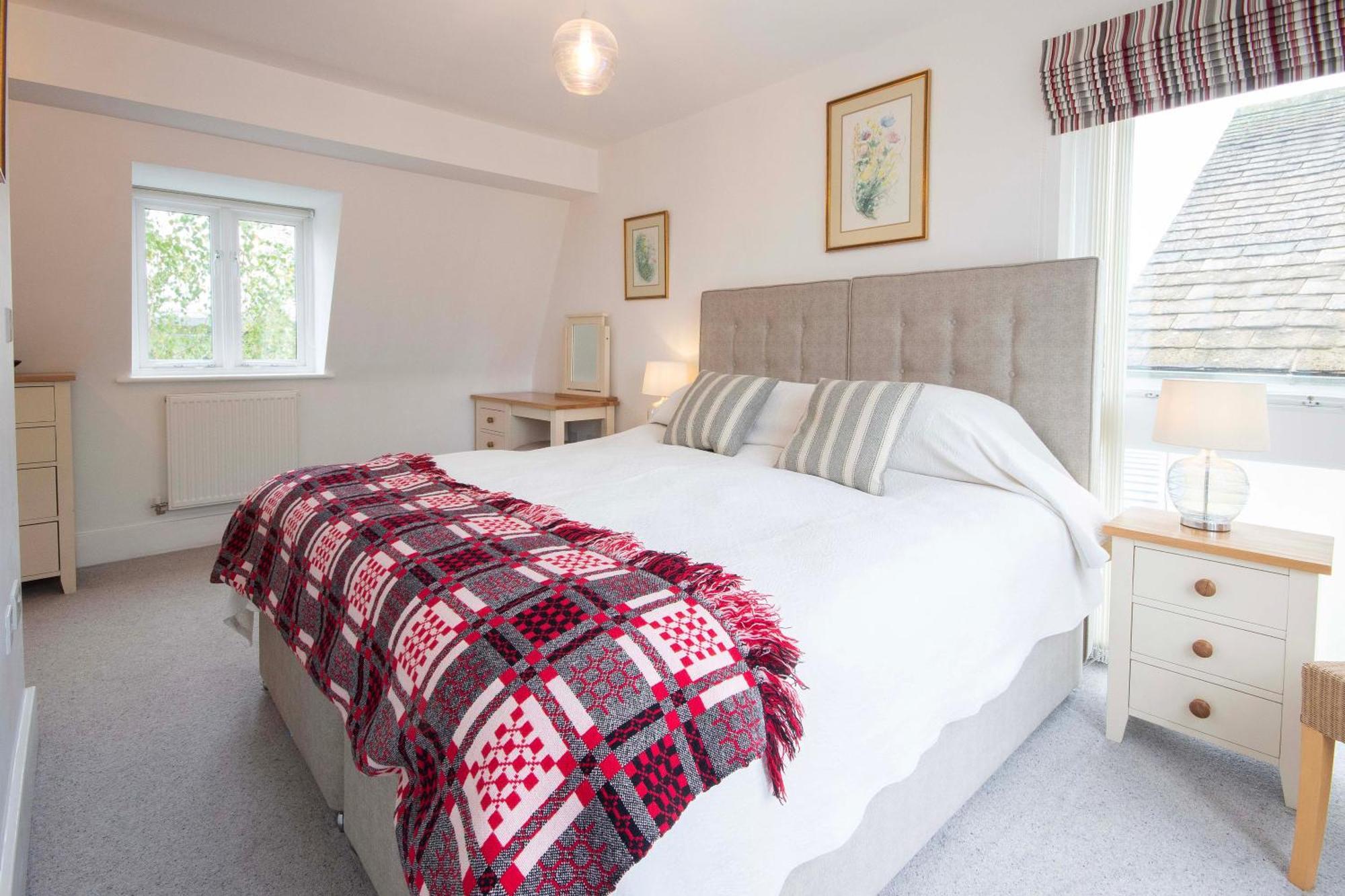 Crow'S Nest Penthouse Apartment With Free Spa Access Somerford Keynes Екстериор снимка